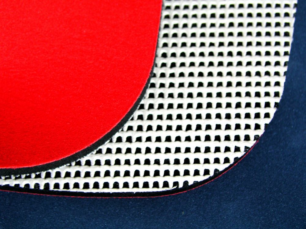 Plaques de caoutchouc cellulaire recouvertes de textile (rouge) et de revêtement antidérapant (blanc)